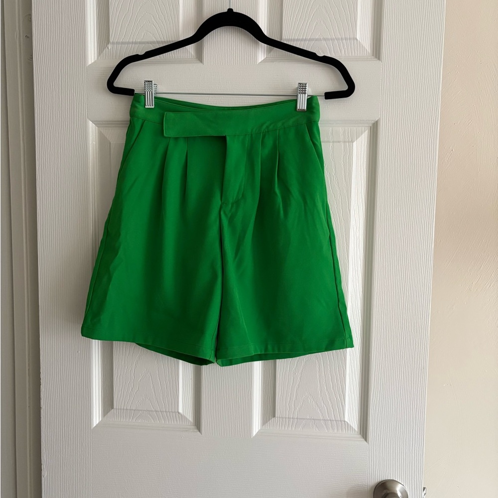 High Waist Green Shorts with Structured Fabric